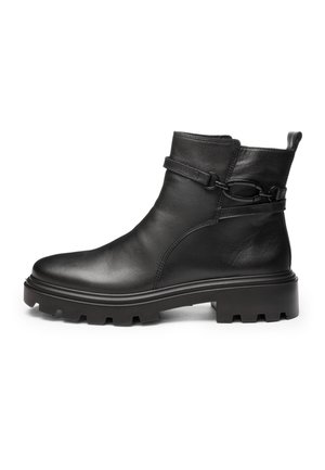 Schwarzer Lederknöchelstiefel mit grober Profilsohle und dekorativem Riemen mit Metallring um den oberen Fersenbereich.