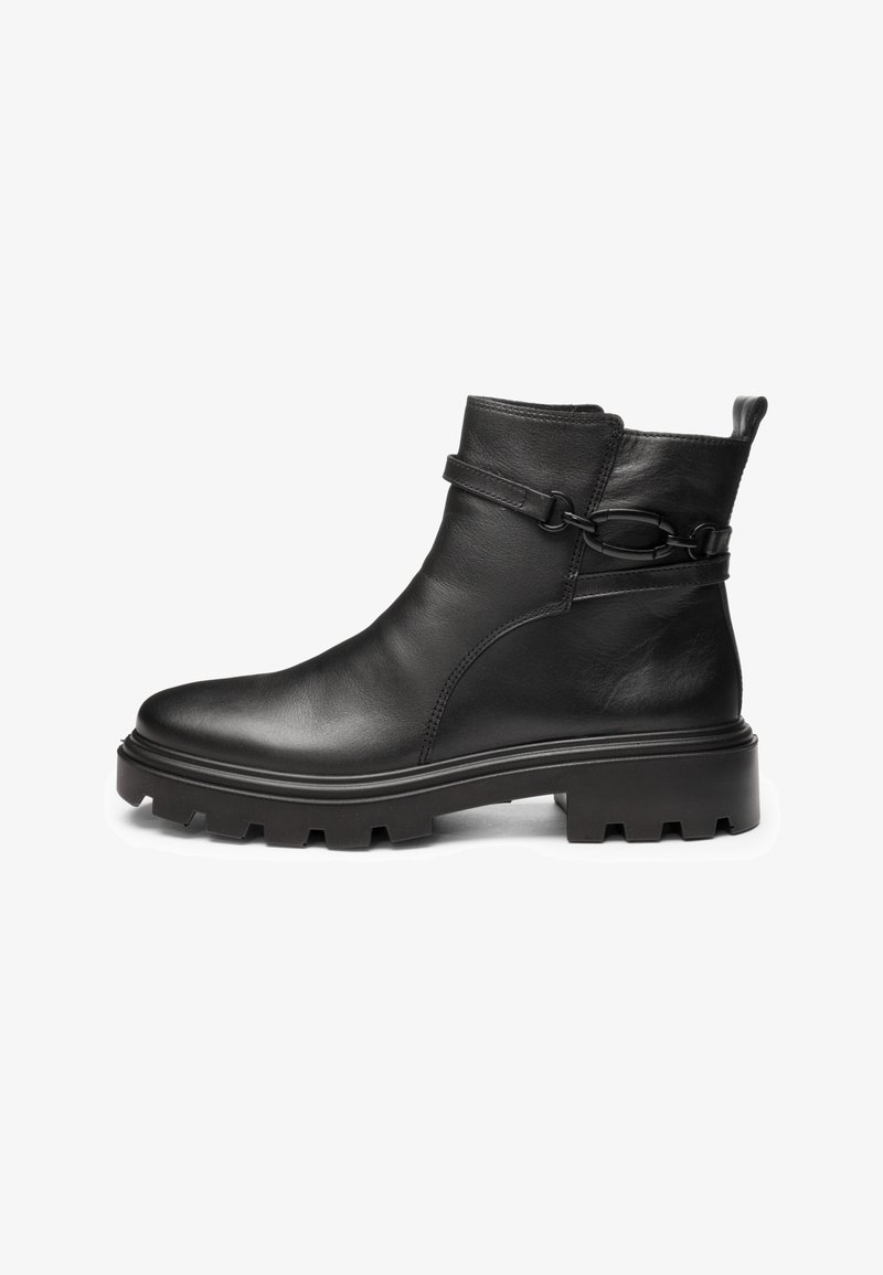 Stivaletto alla caviglia in pelle nera con suola carrarmato spessa e cinturino decorativo con anello metallico attorno alla parte superiore del tallone.