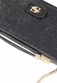 Zwarte textuur clutch met een gouden logo, kettingriem en een slanke, rechthoekige vorm. Voorzien van een gladde sluiting en een subtiele glans.
