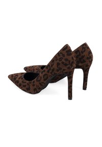 Escarpins à imprimé léopard marron avec un bout pointu, une texture en daim et un talon aiguille, dotés d'une doublure intérieure noire.