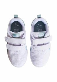 Zapatillas de malla blancas con dos correas de velcro ajustables, que presentan acentos en azul claro y una superficie texturizada. Diseño minimalista con detalle de logo.