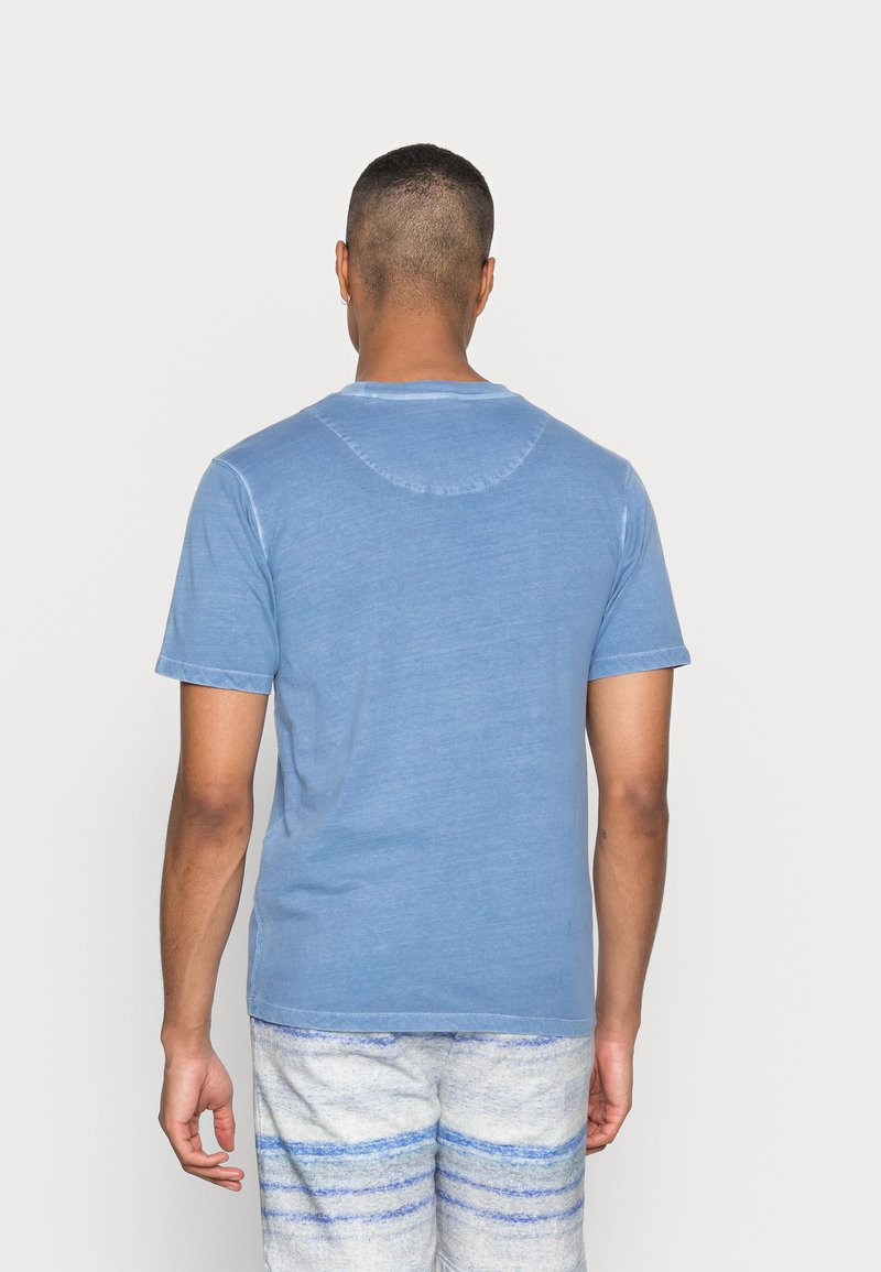 Herren T-Shirts basic | Scotch & Soda GARMENT DYED CREWNECK TEE WITH EMBROIDERY LOGO T-Shirt basic blue/hellblau - RB57575 Herren T-Shirts basic | Scotch & Soda GARMENT DYED CREWNECK TEE WITH EMBROIDERY LOGO T-Shirt basic blue/hellblau - RB57575