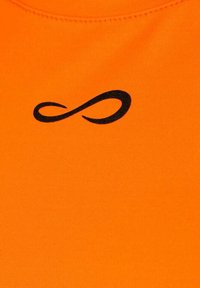 Oranje katoenen t-shirt met een zwart oneindigheidssymbool logo op de borst. De stof is glad en rekbaar met een ronde halslijn.