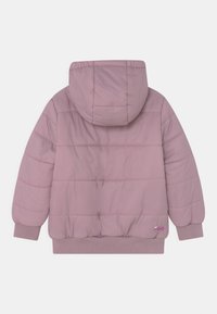 Giubbotto rosa gonfio con cappuccio, polsini e vita a costine. Il tessuto ha una finitura liscia con dettagli di cuciture orizzontali.