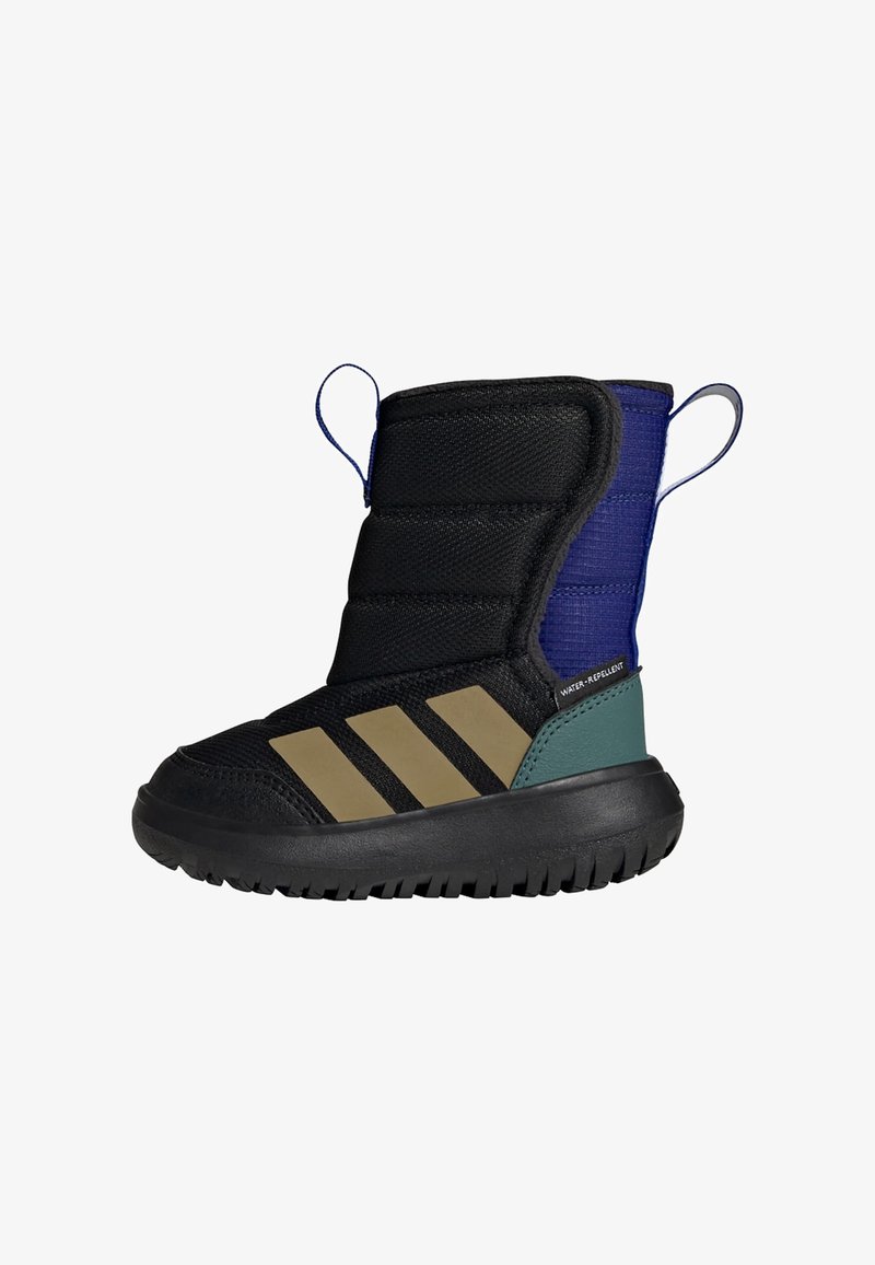 Bota acolchada negra con acentos en azul y verde, presenta tres franjas diagonales doradas y una suela de goma texturizada. Material repelente al agua.