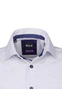 Camicia bianca con un piccolo motivo a rombi blu, colletto strutturato e dettagli in navy. Presenta bottoni scuri e un'etichetta di vestibilità regolare.