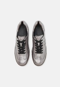 Sneakers metallici argento con lacci neri. Presentano punta arrotondata, texture liscia, colletto imbottito e "SUPER SOFT" imbottito all'interno.
