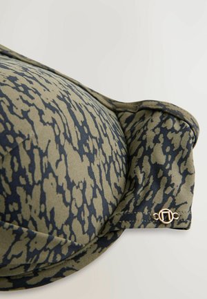 Soutien-gorge en tissu à motif vert olive et marine, dotée d'une forme arrondie et d'un accent en matériel doré sur le côté.