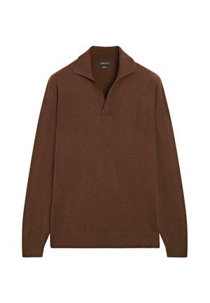 Hnědý svetr přes hlavu z měkké látky, s širokým límcem, dlouhými rukávy a žebrovaným lemem. Bez viditelných vzorů nebo zdobení.