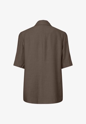 Chemise marron à manches courtes avec col et texture verticale subtile, vue de dos sur fond blanc.