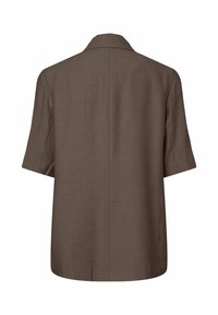 Barna rövid ujjú ing gallérral és finom függőleges mintával, hátulról fehér háttér előtt.