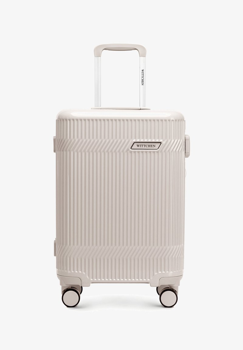 Maleta rígida beige con ranuras verticales, cuatro ruedas, asa telescópica y logo "Wittchen" en la parte frontal y en el asa.