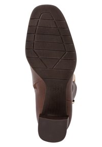 Semelle de chaussure en cuir marron avec un grip à motifs, présentant un talon rectangulaire et une marque de taille "37". Sections lisses et texturées visibles.