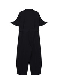 Jumpsuit nero con maniche corte e larghe, colletto, vita accentuata con una cintura e pantaloni dalla vestibilità rilassata. Texture liscia, dettagli minimi.