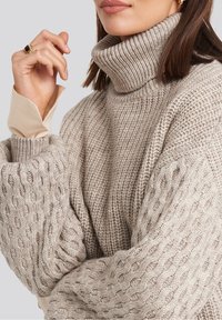 NA-KD Sweter