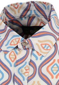 Camisa de manga corta con botones, que presenta una tela blanca con patrones fluidos multicolores en azul, naranja y beige. Diseño de cuello clásico.