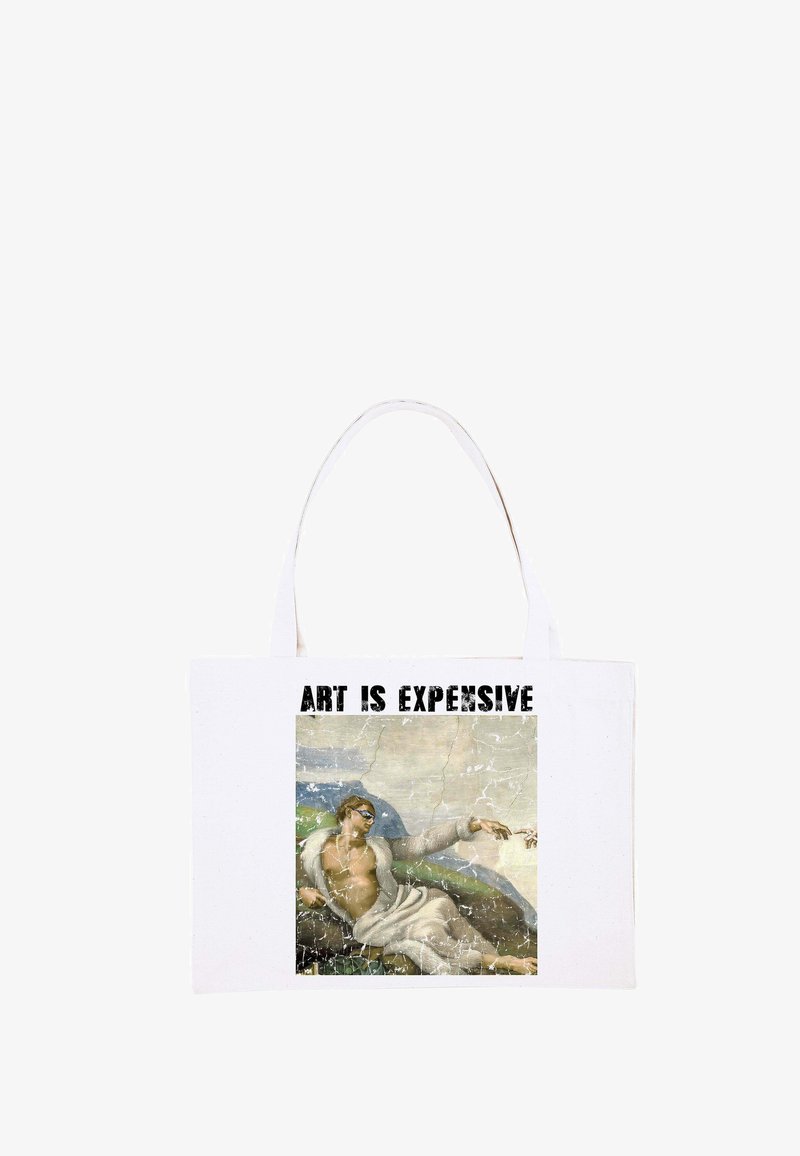 Borsa in tela con tessuto bianco. Presenta un'opera d'arte screpolata con una figura sdraiata e il testo "L'ARTE È COSTOSA" in grassetto nero.