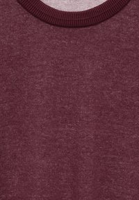 Burgundská pletenina s jemnou strukturou, s žebrovaným kulatým výstřihem. Celkový vzhled je hladký a jednotný.