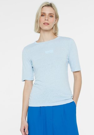 Helles blaues T-Shirt mit kurzen Ärmeln aus weichem, strukturiertem Stoff, Rundhalsausschnitt und kleinem weißen Logo auf der Brust.