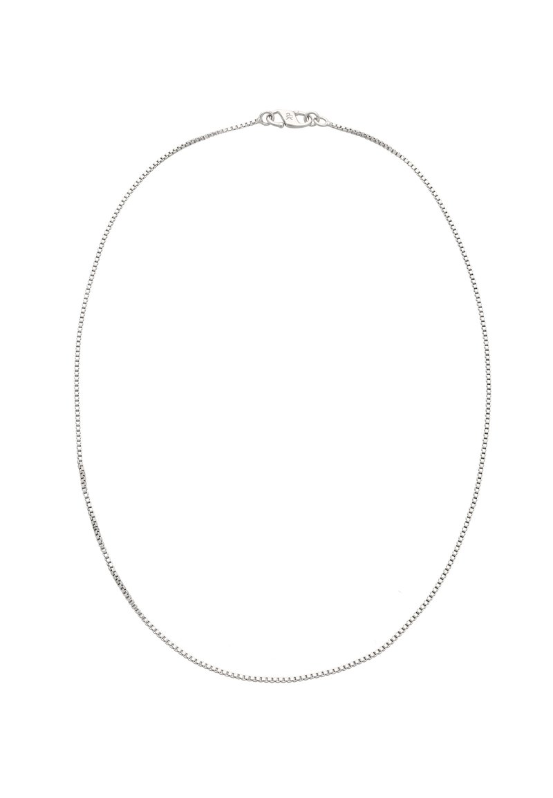 Sølvcirkelsmykke med et fladt, afrundet design. Har fine led og en sikker lukning, der fremhæver en glat metallisk tekstur.