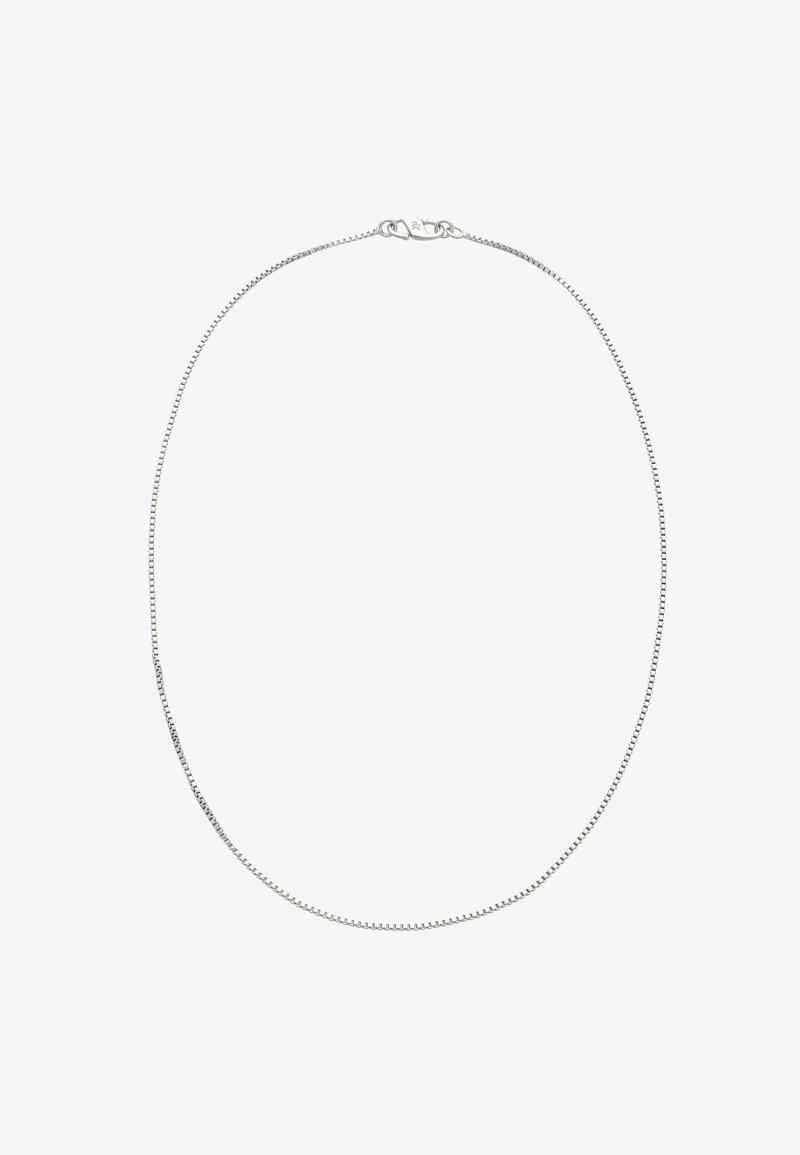 Sølvcirkelsmykke med et fladt, afrundet design. Har fine led og en sikker lukning, der fremhæver en glat metallisk tekstur.