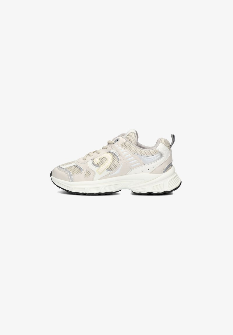 Lichtbeige sport sneakers met mesh en synthetische overlays, contrasterende witte accenten, dikke witte zool en zwarte getextureerde loopzool.