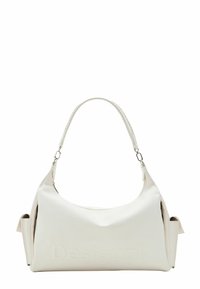 Sac à main synthétique blanc avec une finition texturée ; il dispose d'une anse tressée, de quincailleries en argent et d'un logo en relief à l'avant.