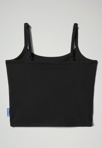 Top nero senza maniche realizzato in tessuto elasticizzato. Presenta spalline regolabili, un design aderente e un orlo piatto con un piccolo cartellino blu sul lato.