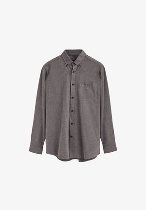 Camicia grigia con bottoni frontali, realizzata in tessuto strutturato, con taschino sul petto, colletto con bottoni e bottoni scuri lungo la parte frontale.