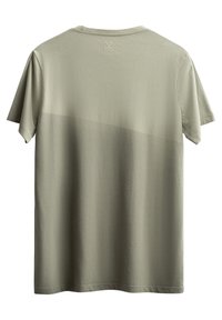 T-shirt oliva a maniche corte realizzato in morbido cotone. Presenta un sottile design a gradiente e un piccolo logo vicino al colletto.