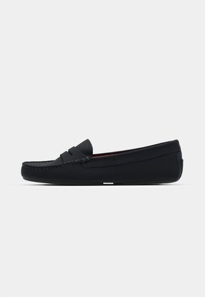 Mørkeblå skinnloafers med sydd design, flat gummisåle og slank profil. Har en teksturert vamp og glatt innside.