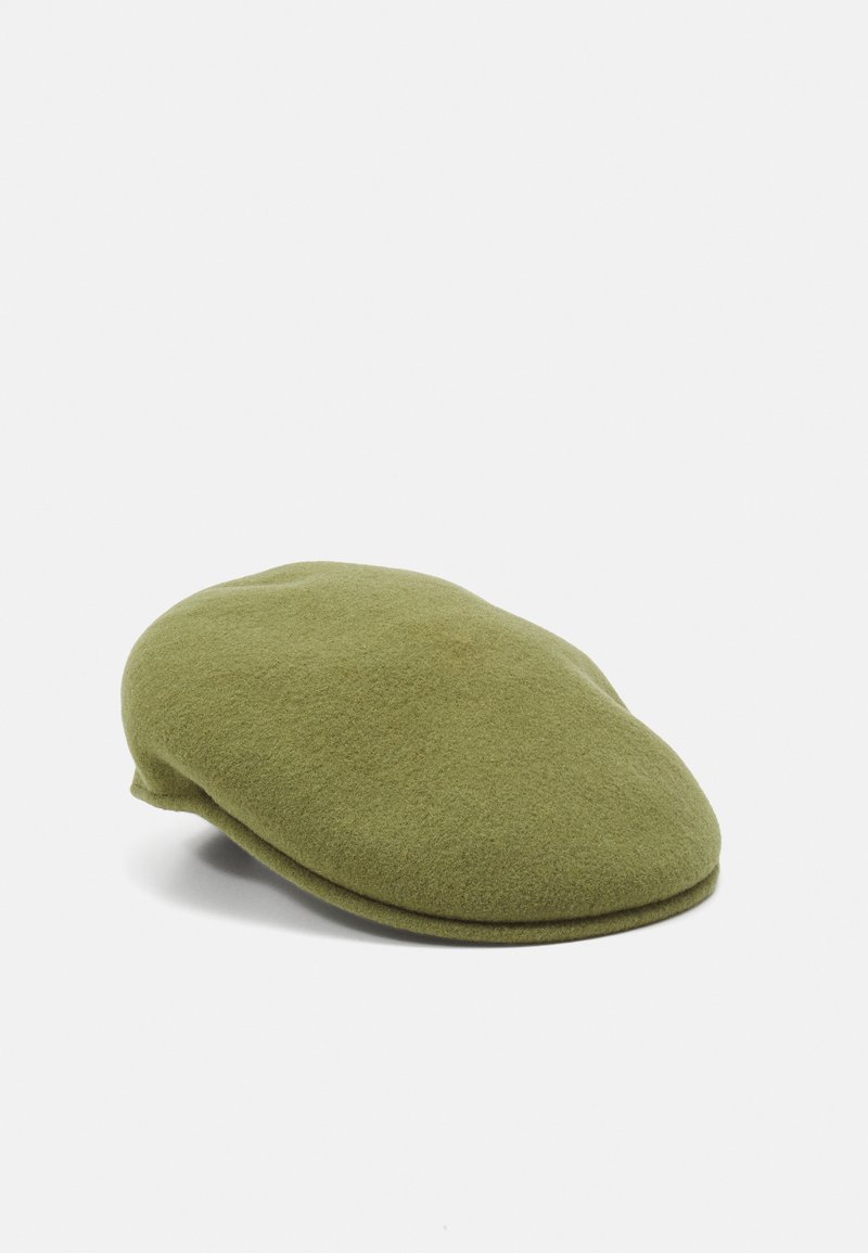 Béret en laine vert olive avec une forme arrondie et une texture lisse, présentant une bande légèrement surélevée autour de la base.
