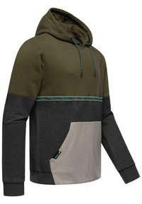 Felpa con cappuccio di colore verde oliva sopra, maniche grigie e tasca beige. Presenta una striscia orizzontale blu che attraversa il petto.