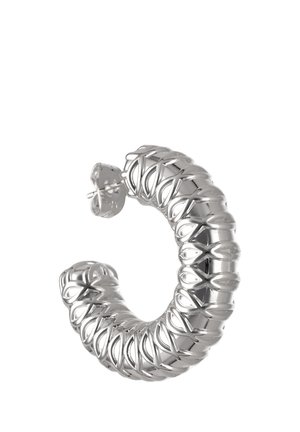 Cercei rotunzi groși din argint, cu un model împletit și răsucit, prevăzuți cu închidere cu știft, pe un fundal alb.