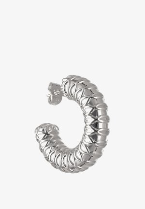 Cercei rotunzi groși din argint, cu un model împletit și răsucit, prevăzuți cu închidere cu știft, pe un fundal alb.