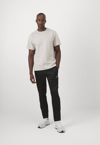 EA7 Emporio Armani VIGOR7 PANTS - Pantalones deportivos - black bean