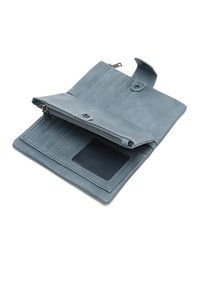 Modrá kožená peněženka s měkkou texturou, se zipovou přihrádkou, několika sloty na karty a průhledným oknem na doklady. Obsahuje patentní uzávěr.