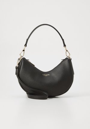 Bolsa de couro preta com um design curvado, detalhes em hardware dourado e uma alça de ombro. Apresenta um acabamento texturizado e o logótipo da marca.