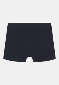 Boxer shorts di un blu scuro realizzati in tessuto morbido, con una cintura confortevole impreziosita da lettering in rilievo. Taglio classico con bordi lisci.