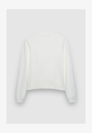 Weißer Strickpullover mit langen Ärmeln, Rippenstrick-Bündchen am Rundhalsausschnitt, an den Ärmeln und am Saum, flach liegend von hinten auf hellem grauem Hintergrund gezeigt.