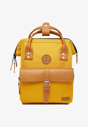 Gelber Canvas-Rucksack mit braunen Lederakzenten, ausgestattet mit einem oberen Griff, einer Vorderklappe mit Schnalle und einem Logo-Patch. Mit Reißverschlussfächern.