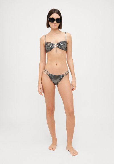 Set bikini grigio metallico con reggiseno strutturato, dettagli a stella e spalline regolabili. Tessuto liscio, design minimalista e slip coordinato.