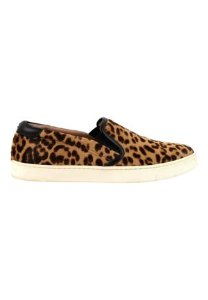 Baskets slip-on avec tige imprimé léopard marron et noir, bordure noire et semelle en caoutchouc blanche, vues de profil.
