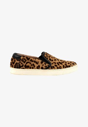 Baskets slip-on avec tige imprimé léopard marron et noir, bordure noire et semelle en caoutchouc blanche, vues de profil.