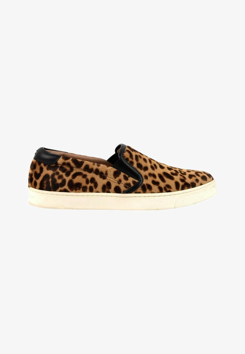 Baskets slip-on avec tige imprimé léopard marron et noir, bordure noire et semelle en caoutchouc blanche, vues de profil.