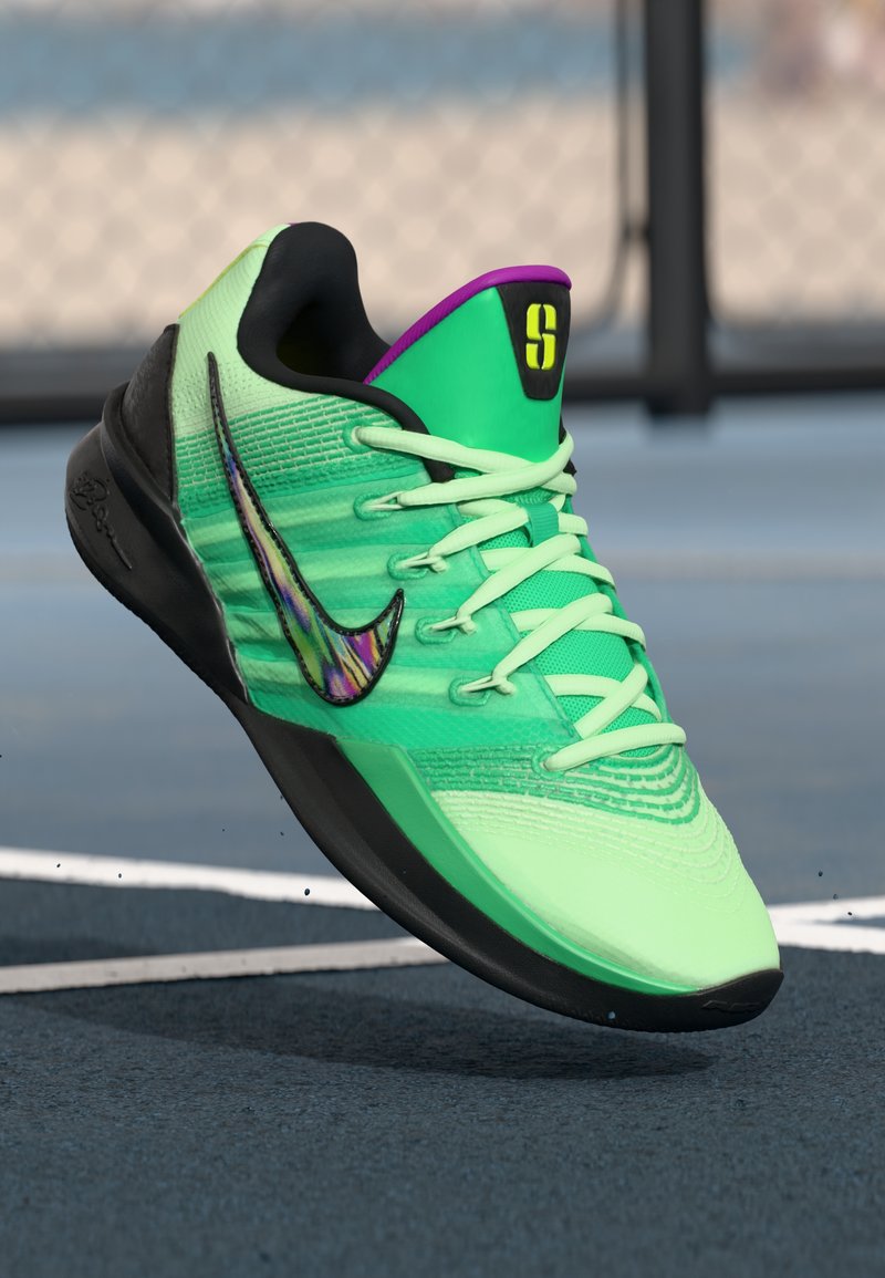 Zelená syntetická športová obuv s čiernou podrážkou, viacfarebným Nike swoosh a fialovými akcentmi na päte, s textúrovaným horným dizajnom.