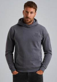 Sudadera de algodón gris con un bolsillo frontal, puños acanalados y un sutil logo en el pecho. Cuenta con capucha con cordón y una textura suave.