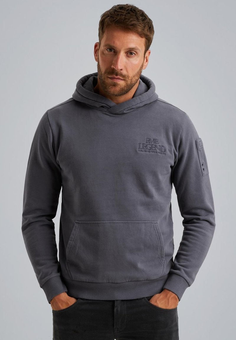 Sudadera de algodón gris con un bolsillo frontal, puños acanalados y un sutil logo en el pecho. Cuenta con capucha con cordón y una textura suave.