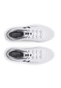 Weiße Sportschuhe mit Mesh-Obermaterial, Schnürdesign und gepolstertem Schaft. Mit schwarzem Logo und "Comfort Deluxe System"-Branding auf der Innensohle.