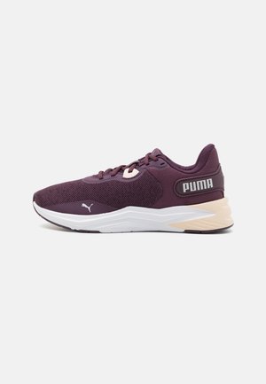 Fioletowy sneaker Puma z białą podeszwą, siateczkową cholewką i logo Puma na boku oraz pięcie, pokazany z zewnętrznej strony.